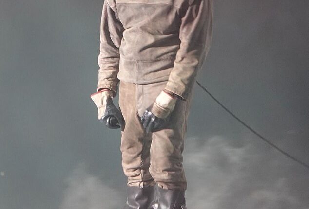 Kanye West ¿s long-awaited return to Los Angeles on Wednesday night was marred by a shocking outburst at his production team, after a pyrotechnic and lighting fail sent the rapper into a fiery rage