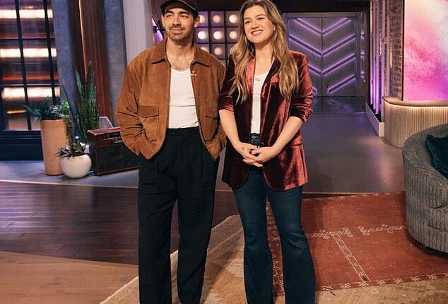 There was a vibe in the air on the Kelly Clarkson Show on Tuesday. The 43-year-old charismatic talk show host lit up when she interviewed singer Joe Jonas on her cozy set