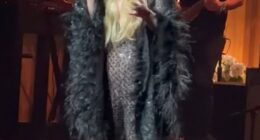 Kelly Clarkson made her audience roar with laughter on Saturday evening. When on stage during her Studio Sessions show at Caesars Palace in Las Vegas, the musician shared an eye-popping story from her past