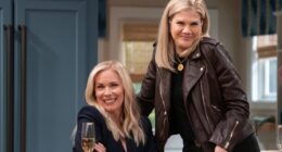 Leanne. (L to R) Kristen Johnston as Carol and Leanne Morgan in Episode #103 of Leanne