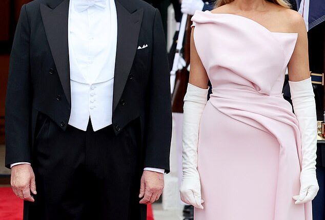 Melania left her greatest statement for the climax of the King and Queen¿s visit: a custom pale pink silk strapless gown by Dior