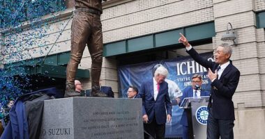 As the blue sheet was pulled downward, the fabric pulled at the top of the bat, which quickly bent backwards under the pressure. Ichiro was among the first to notice the problem