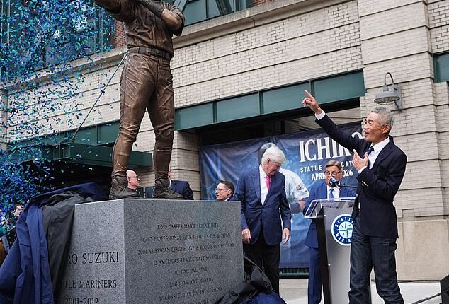 As the blue sheet was pulled downward, the fabric pulled at the top of the bat, which quickly bent backwards under the pressure. Ichiro was among the first to notice the problem