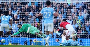 Erling Haaland slots the ball home for Manchester City's winner against Arsenal