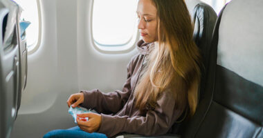 Woman Refuses To Move Her Hair On Plane, Dad Figures Out How To Make Her Super Uncomfortable