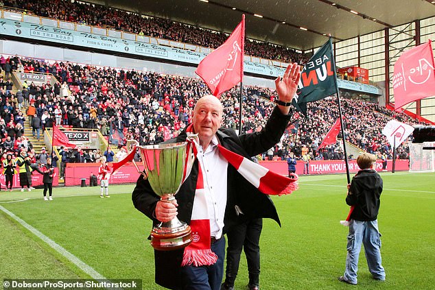 Neil Simpson parades the Cup Winners' Cup at Pittodrie back in 2024