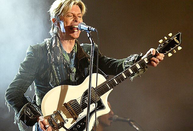 Bowie headlines in 2004