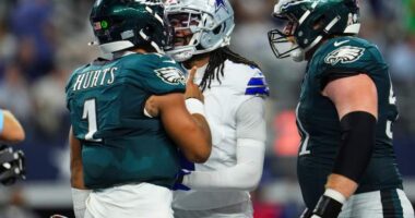 Philadelphia Eagles QB Jules Hurst and a Dallas Cowboys defender