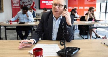Keir Starmer joined a 'phone banking' session at Labour HQ this morning, trying to persuade waverers