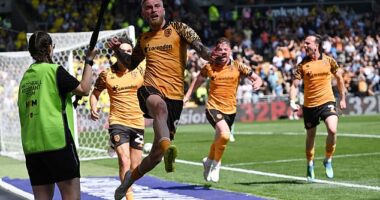 Oli McBurnie celebrates as Hull snatch the final play-off spot - they will face Millwall for a place at Wembley