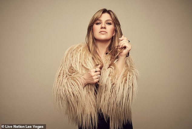 Kelly Clarkson has gotten a major glow up for her new ads to promote her Las Vegas residency. The country/pop singer looked slender and very glamorous as she wore a beige fuzzy jacket