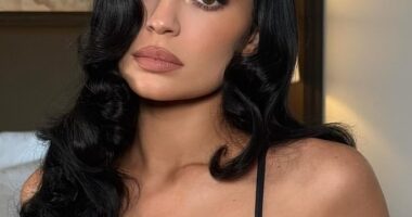 Kylie Jenner bleached her eyebrows for the 2026 Met Gala on Monday nights, and some fans did not like the look