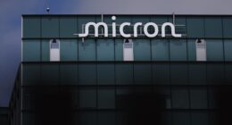 Micron’s stock gets a boost. Are Samsung’s problems helping?
