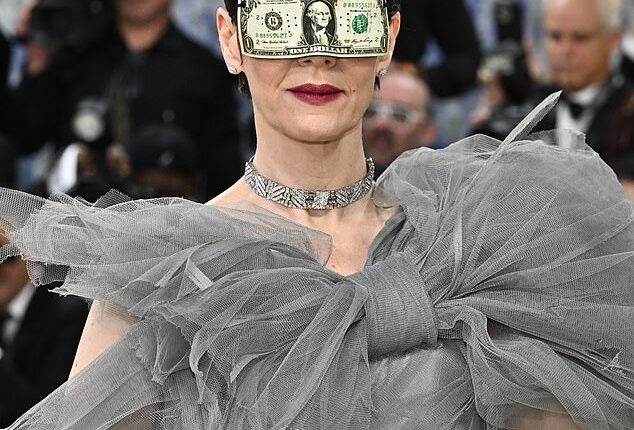 Sarah Paulson divided social media when she arrived to the 2026 Met Gala wearing a one-dollar bill as a mask