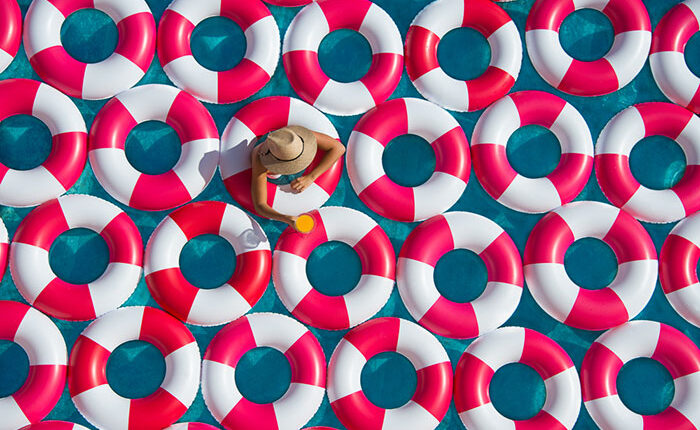 Poolside Photos With 1,000 Inner Tubes Bring Back 1960s Mediterranean Glamor – TVovermind