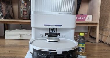 The Shark PowerDetect UV Reveal - complete with cleaning solution and an odour control puck