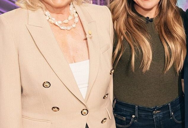 Kelly Clarkson had on a green top and blue jeans when talking to Marth Stewart on Monday