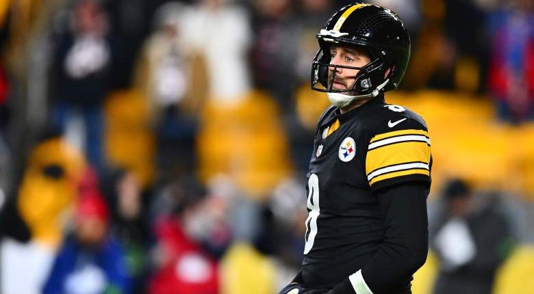 Pittsburgh Steelers quarterback Aaron Rodgers