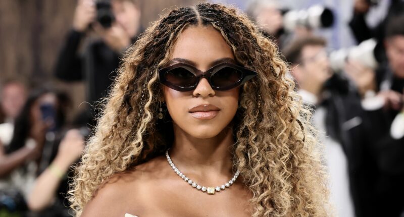 Internet Users Are Crackin' UP At Blue Ivy's Apparent Reaction To Her Team Directing Her While She Posed On Met Gala Red Carpet (WATCH)