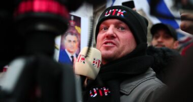 Tommy Robinson march latest: Met Police warns of major disruption as thousands of protesters descend on London