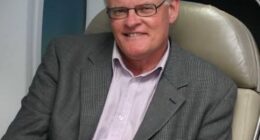 Iconic Australian reporter Geoffrey Thomas died on Wednesday aged 74, surrounded by his family, following a long health battle