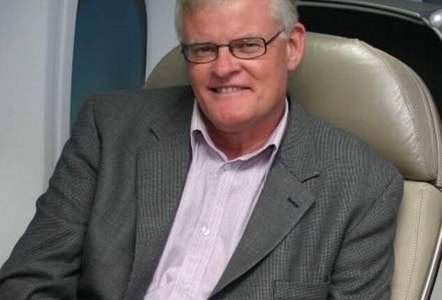 Iconic Australian reporter Geoffrey Thomas died on Wednesday aged 74, surrounded by his family, following a long health battle
