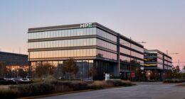 HPE’s stock soars toward record gain as earnings show a networking bonanza