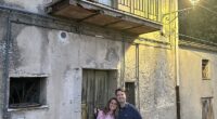 American expat Rae Knopik and her Australian fiancé Declan purchased an abandoned property in Italy for just ¿1