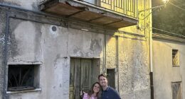 American expat Rae Knopik and her Australian fiancé Declan purchased an abandoned property in Italy for just ¿1