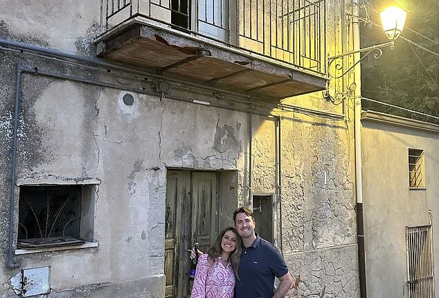 American expat Rae Knopik and her Australian fiancé Declan purchased an abandoned property in Italy for just ¿1