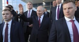 Putin Greets Crowd of 'Extras' as Moscow Burns – HotAir