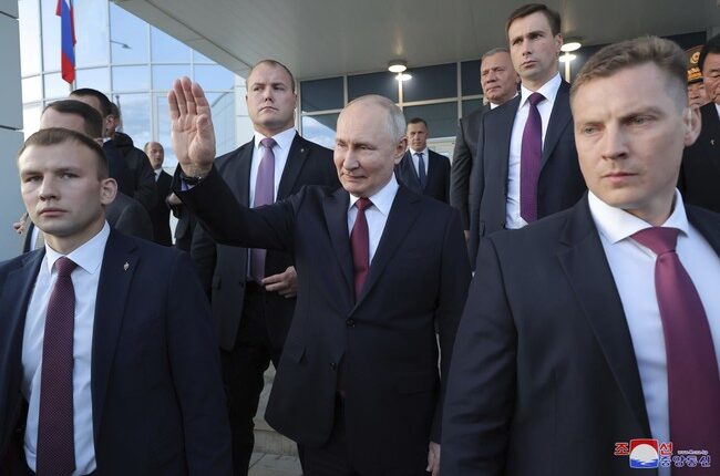 Putin Greets Crowd of 'Extras' as Moscow Burns – HotAir