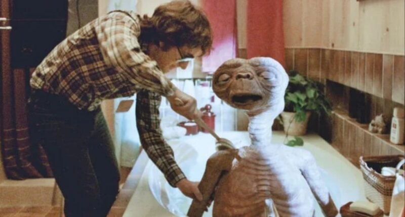 13 Images Taking You Behind the Scenes of Iconic '80s Flicks