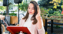 Mom&rsquo;s Ridiculous Free Lunch Scheme Backfires When Her Friend Loses Patience After Falling For It Twice